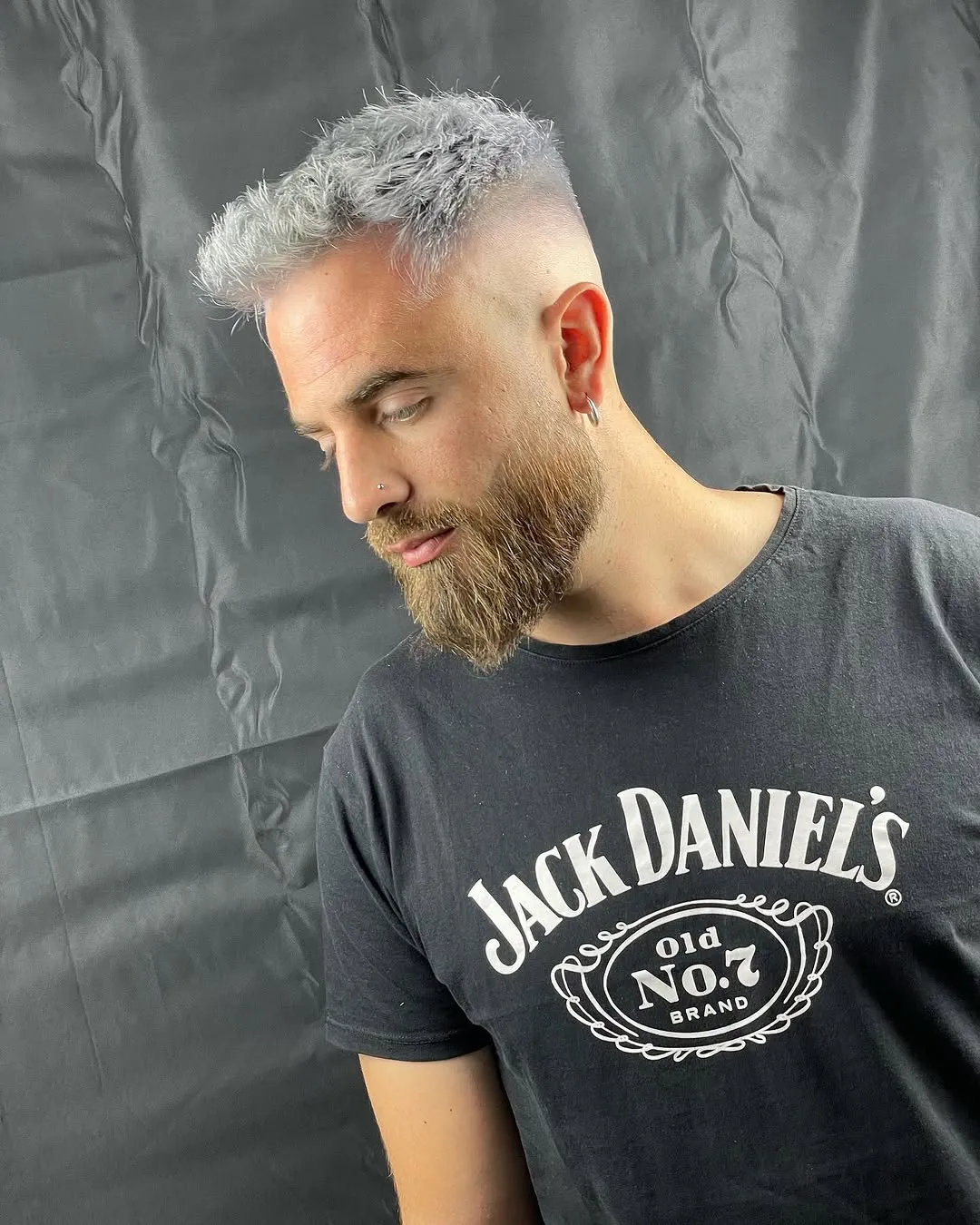 Color gris plata con degradado y barba