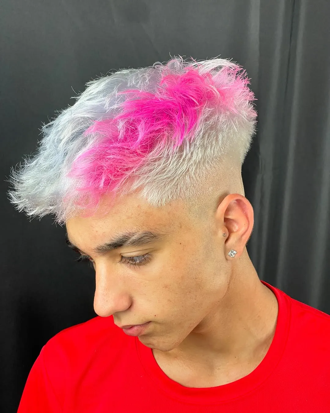 Decoloración platino con mechas rosas