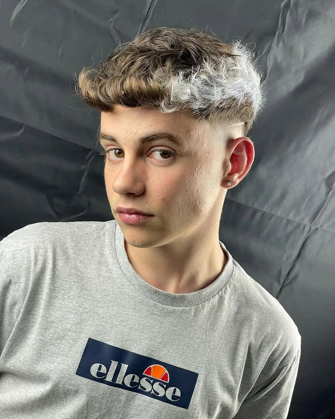 Corte con flequillo y mechas platino