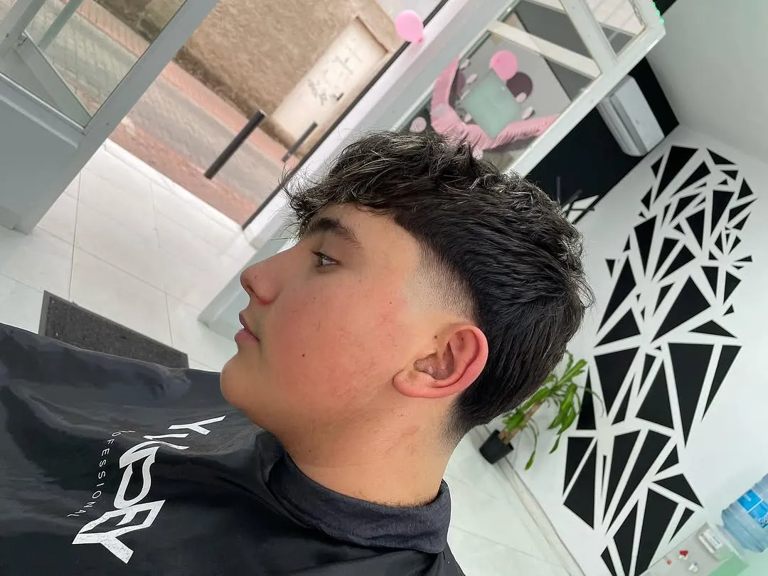 Corte con degradado y textura en el studio