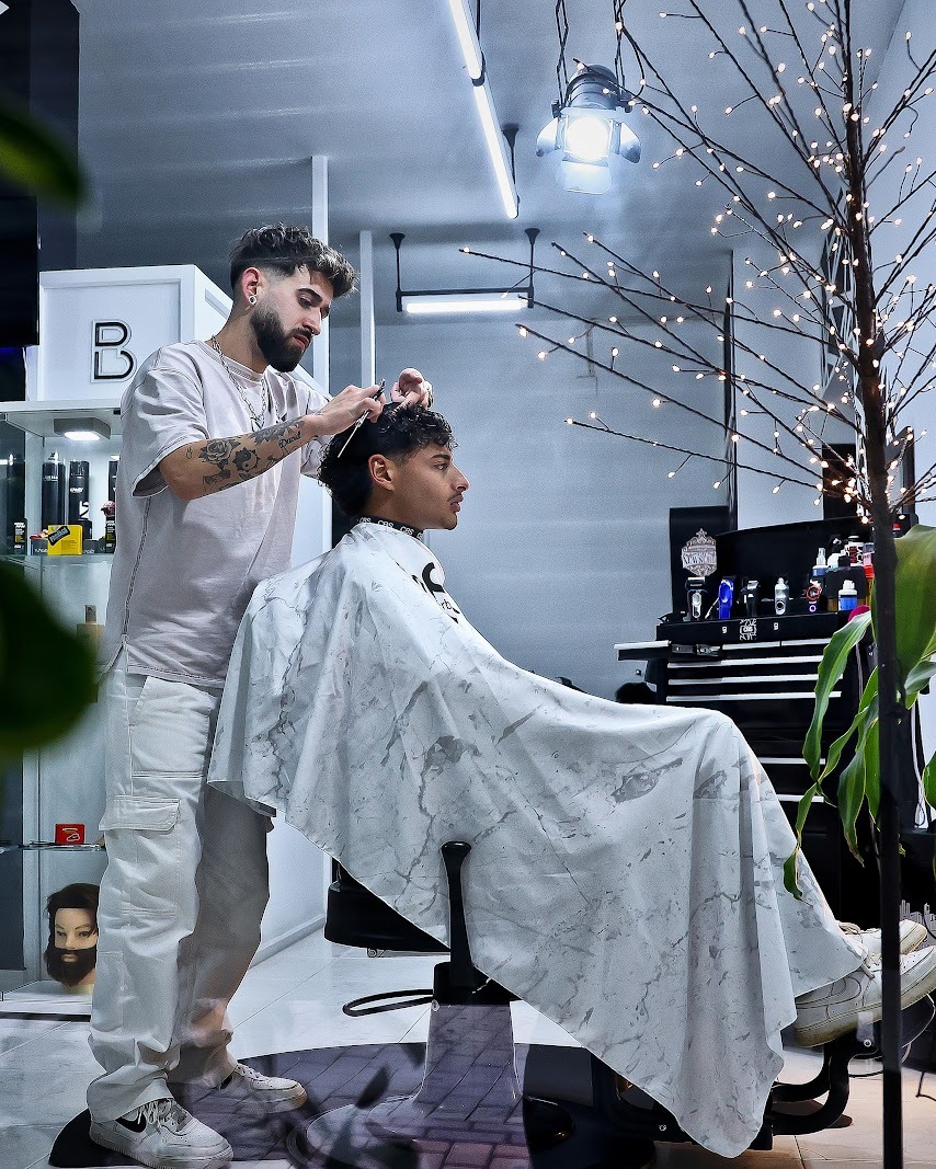 Christian cortando el pelo a un cliente en Christian Barber Studio, Peñarroya-Pueblonuevo