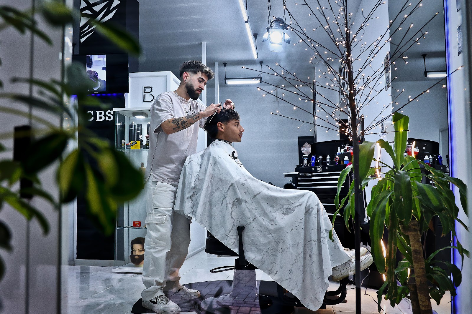 Interior de Christian Barber Studio con Christian atendiendo a un cliente